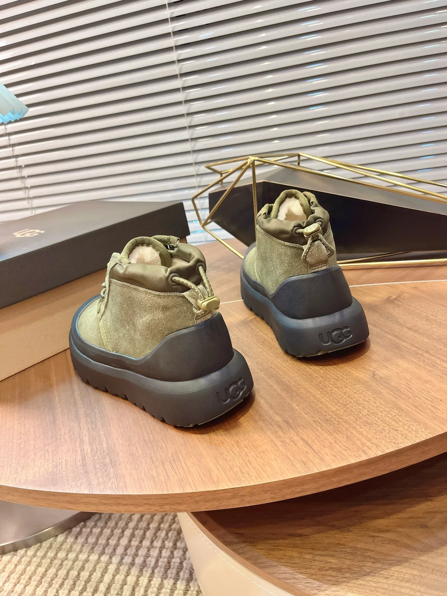 【UGG】 P: 560💰 Couple shoes Size: Women’s size 35-40 / Men’s size 40-44 UGG Tasman Weather Hybrid slip-on snow boots👢 Wang Yibo's same style 👏 adds a large orange sole to the classic Tasman shoe style, functional color contrast design, environmentally friendly waterproof and snowproof material, which has both fashionable and functional attributes. At the same time, it is paired with the new UGG furry shoes Keen's furry color-blocking jacket. Bright orange and maroon collide to create a new light outdoor style and open up a new travel experience in early autumn! Using the best materials, the 17mm fur integrated surface is warmer and breathable, and the outsole is upgraded to a lightweight and wear-resistant light wing technology outsole!